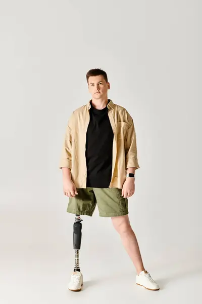 Bell'uomo con una gamba protesica che mostra la sua forza e resilienza attraverso la danza. — Foto stock