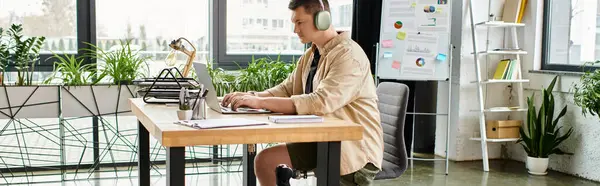Bel homme d'affaires avec une jambe prothétique travaillant sur un ordinateur portable à son bureau. — Photo de stock