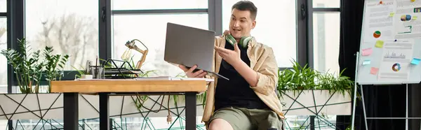 Hombre de negocios guapo con la pierna protésica trabajando en el ordenador portátil en la mesa. - foto de stock