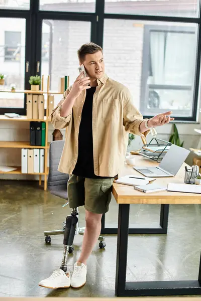Un uomo d'affari con una gamba protesica lavora a fianco di un robot futuristico nel suo ufficio. — Foto stock