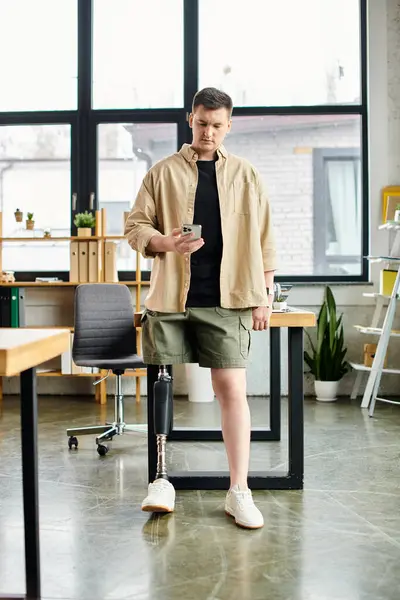 Empresário com perna protética usa telefone celular. — Fotografia de Stock