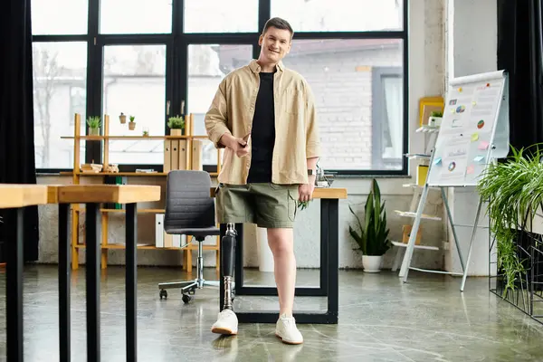 Beau homme d'affaires avec la jambe prothétique se tient devant le bureau dans le bureau moderne. — Photo de stock