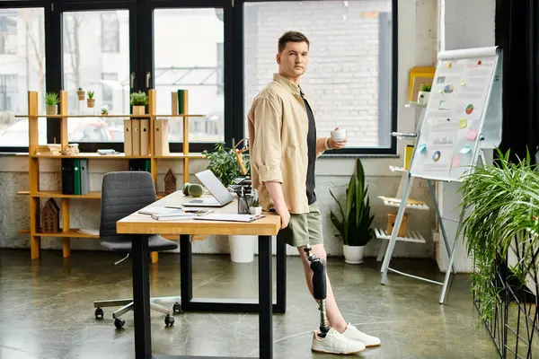 Un hombre de negocios guapo con una pierna protésica de pie con confianza en una oficina frente a una pizarra. - foto de stock