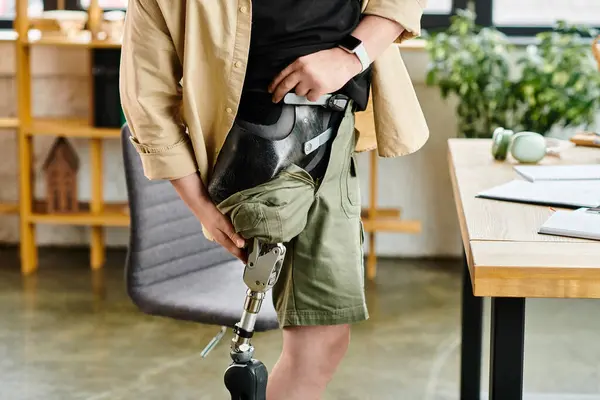 Un bell'uomo d'affari con una gamba protesica in posa in ufficio. — Foto stock