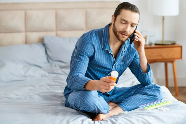 Homme en posture de yoga au lit, parlant sur son portable. — Photo de stock