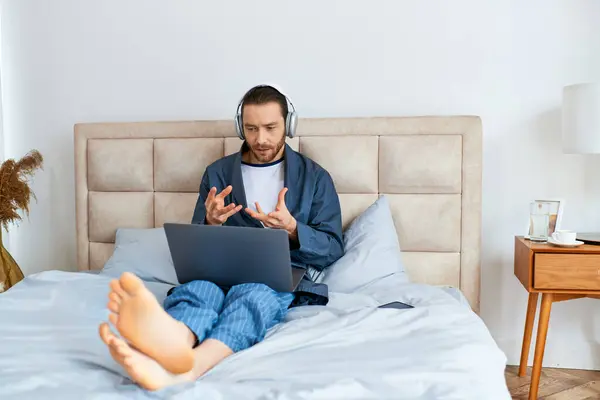 Man on bed, laptop in use. — Stock Photo