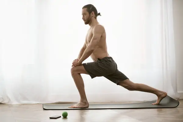 Bello uomo su tappetino yoga. — Foto stock