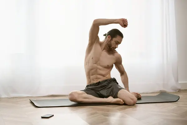 Uomo senza maglietta su tappetino yoga flessione muscoli. — Foto stock