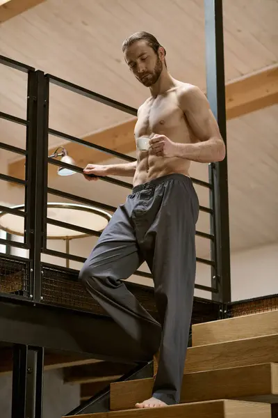 Uomo senza maglietta che sale le scale, mostrando la sua routine mattutina. — Foto stock