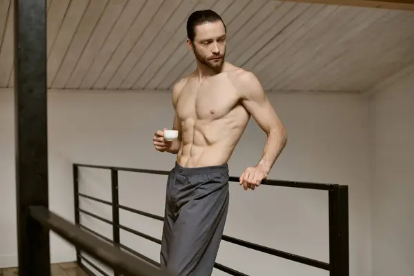 Hemdloser Mann genießt eine Tasse Kaffee zu Hause. — Stockfoto