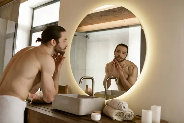 Bello uomo governare davanti allo specchio del bagno a casa. — Foto stock