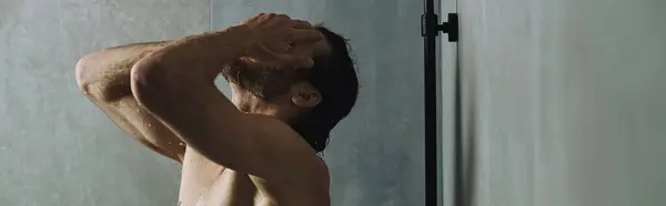 Um homem sem camisa tomando banho enquanto cuida de sua rotina matinal. — Fotografia de Stock