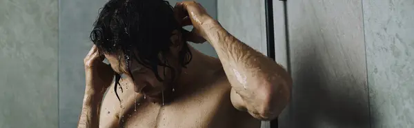 Un hombre tomando una ducha durante su rutina matutina. - foto de stock