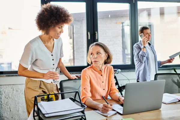 Mulheres de negócios inter-raciais trabalhando juntas no escritório. — Fotografia de Stock