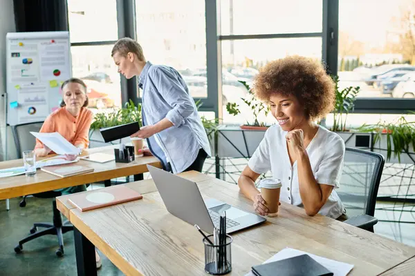 Diverse group of businesswomen collaborating in their office. — Stock Photo