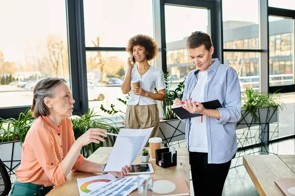 Diversos grupos dedicados a las empresarias que colaboran en su oficina. - foto de stock