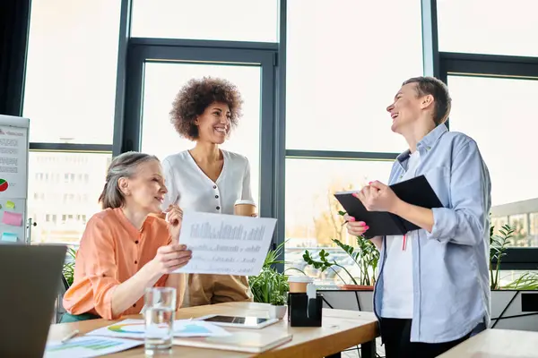 Gruppo di donne d'affari laboriose e diversificate che fanno brainstorming attorno a un tavolo in uno spazio di coworking. — Foto stock