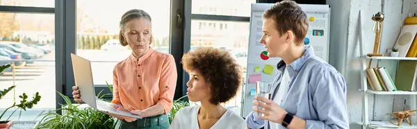 Un groupe de femmes d'affaires travailleuses et diversifiées qui collaborent et échangent des idées dans un bureau. — Photo de stock