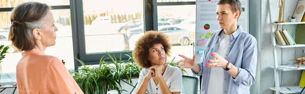 A group of hard-working, diverse businesswomen engaged in a discussion in a coworking space. — Stock Photo