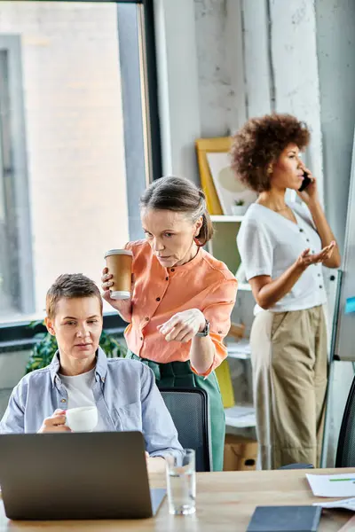Trabalhando duro diversas mulheres de negócios colaborando e compartilhando ideias em um ambiente de escritório. — Fotografia de Stock