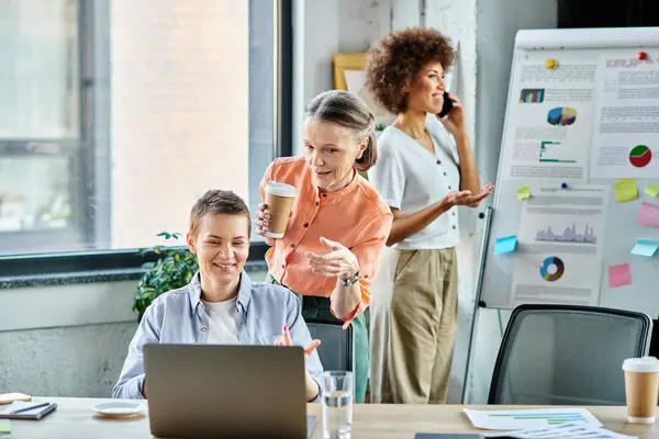 Mulheres de negócios diversas alegres colaborando e compartilhando ideias em um ambiente de escritório. — Fotografia de Stock