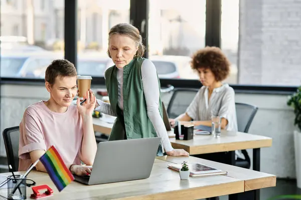 Attentif diverses femmes d'affaires travaillant ensemble sur le projet dans le bureau, drapeau de fierté. — Photo de stock