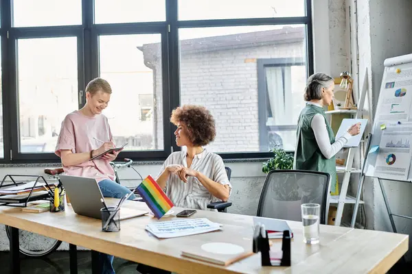 Diversos profissionais do sexo feminino alegres trabalhando juntos em seu projeto no escritório. — Fotografia de Stock