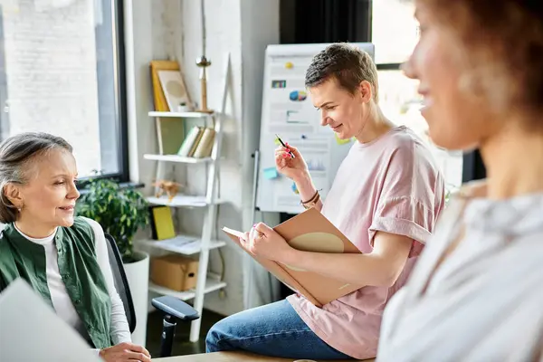 Groupe diversifié de femmes d'affaires travailleuses collaborant autour d'une table dans un espace de coworking. — Stock Photo