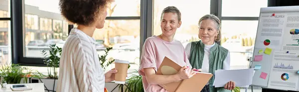 Joyeuses professionnelles diverses parlant de leur projet au bureau. — Photo de stock