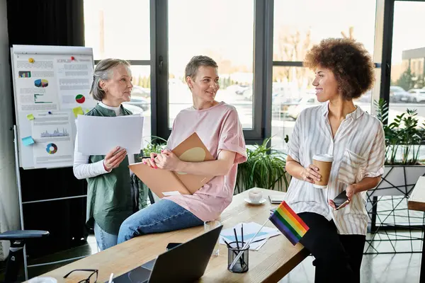 Diverse group of hardworking businesswomen at a table in a coworking space. — Stock Photo