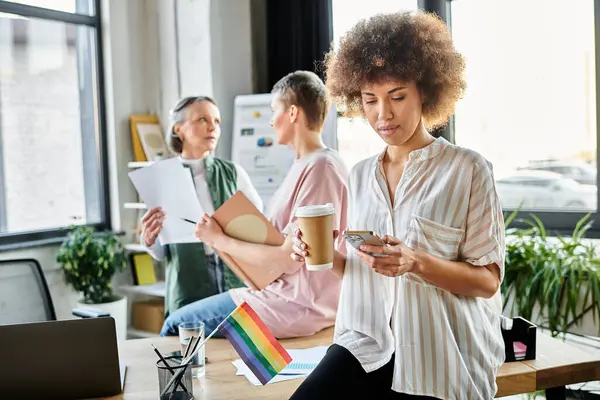 Un groupe de professionnelles qui travaillent dur lors d'une réunion collaborative. — Photo de stock