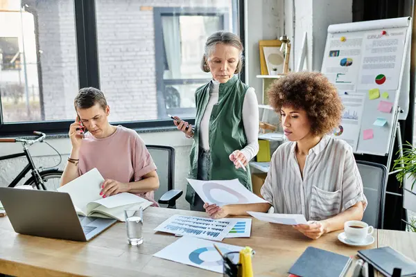 Lavorare sodo diverse donne d'affari, compresi i membri della comunità LGBT, lavorando insieme in un ufficio. — Foto stock