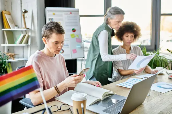 Engagé diverses femmes d'affaires, y compris des membres de la communauté LGBT, travaillant ensemble dans un bureau. — Photo de stock