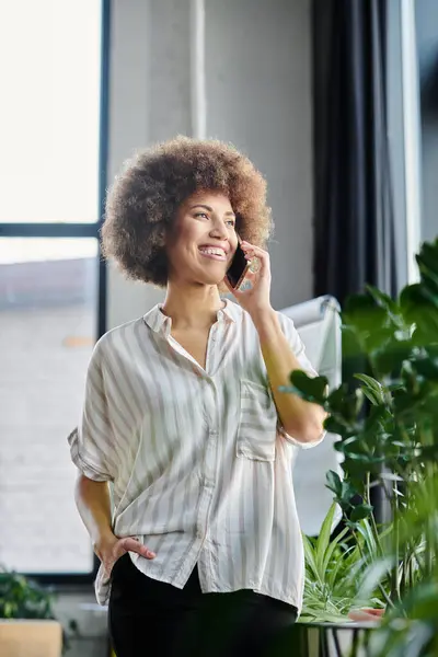 African american businesswoman talking on cell phone in an office. — Stock Photo