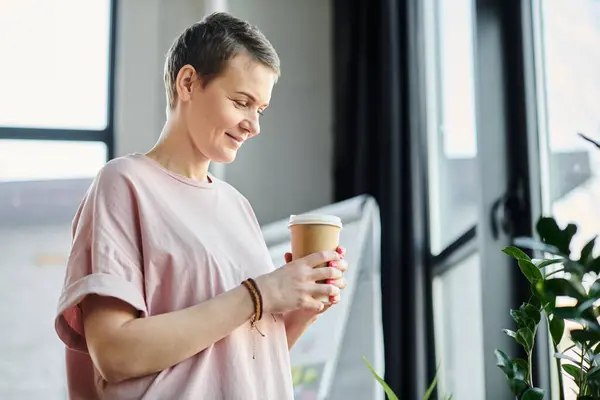 Una mujer prueba una taza de café. - foto de stock