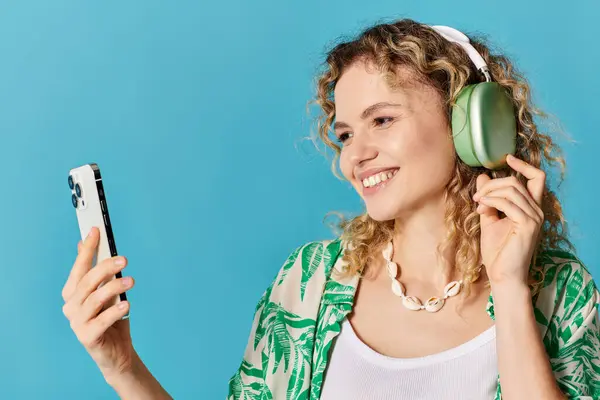 Woman with headphones and phone enjoying music. — Stock Photo