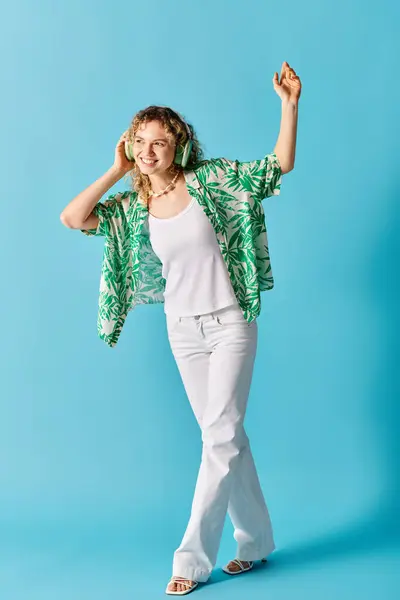 Curly-haired woman strikes a pose on blue background. — Stock Photo