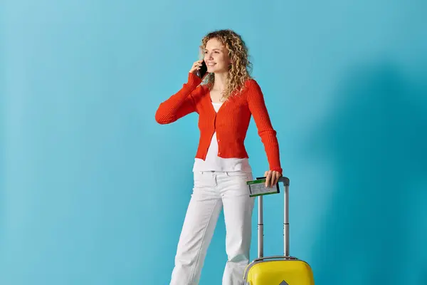 Femme multitâche avec téléphone et valise — Photo de stock
