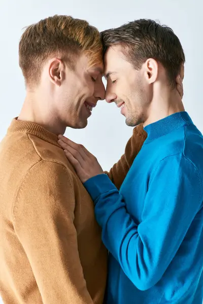 Любляча гей-пара в повсякденному вбранні позу на сірому фоні. — Stock Photo