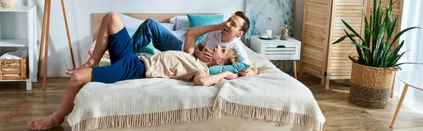 Deux hommes se relaxant ensemble sur un lit. — Photo de stock