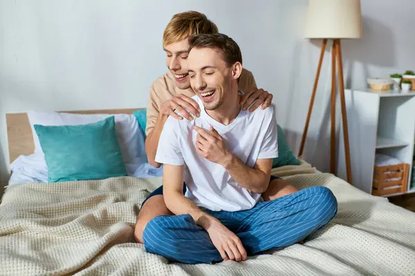 Casual gay coppia godendo di tempo insieme su letto. — Foto stock
