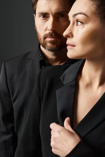 A loving couple in elegant attire pose gracefully together. — Stock Photo