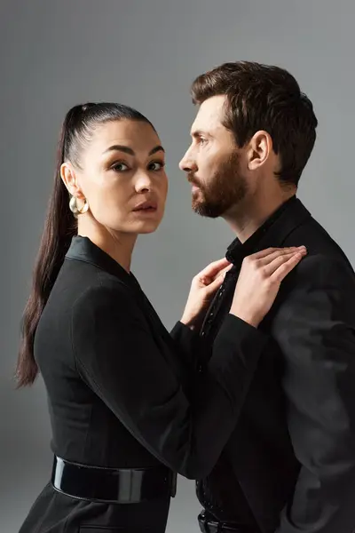 Un hombre y una mujer en traje elegante se paran uno al lado del otro, exudando amor y estilo. — Stock Photo