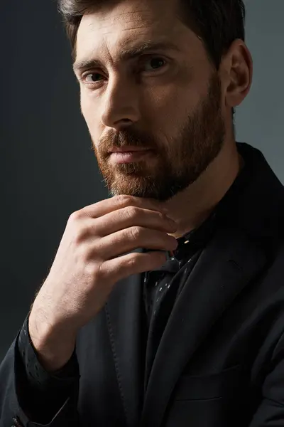A bearded man in a black suit exuding charisma and style. — Stock Photo