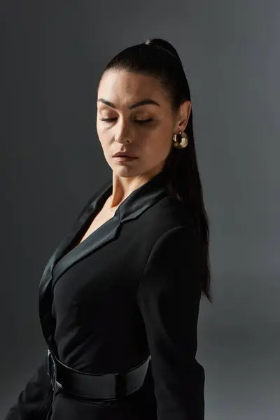 Uma mulher de vestido preto com os olhos fechados. — Fotografia de Stock