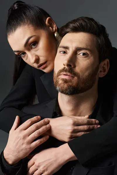 Elegante pareja enamorada de pie cerca, vestida con estilo. - foto de stock