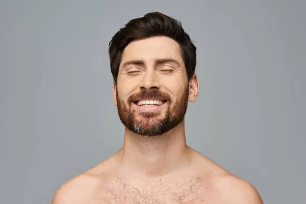 Um homem com barba e sem camisa sorri.. — Fotografia de Stock