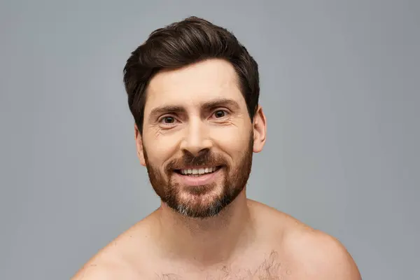 Um homem barbudo fica sem camisa, mostrando seu cabelo facial com confiança. — Fotografia de Stock