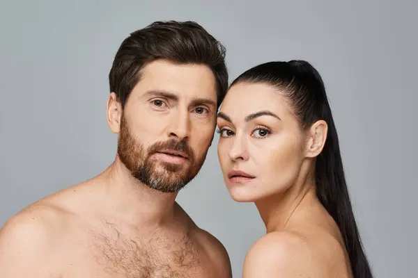 Una coppia sorprendente posa con grazia, trasudando fascino e affetto. — Foto stock