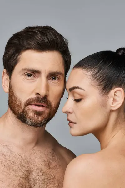 A man and woman pose gracefully together. — Stock Photo